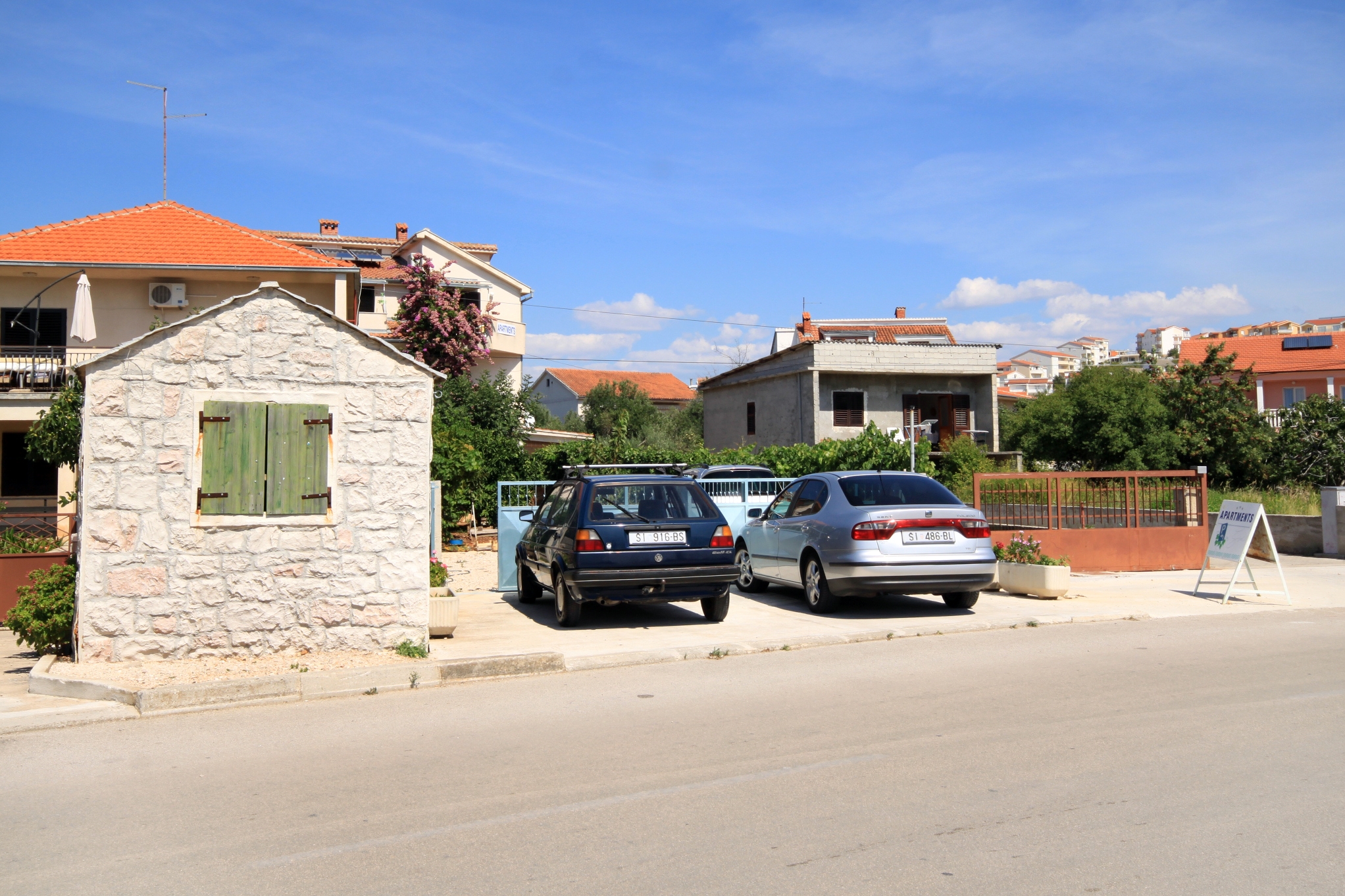 Dvosobni apartman s terasom i pogledom na more Rogoznica  A-d