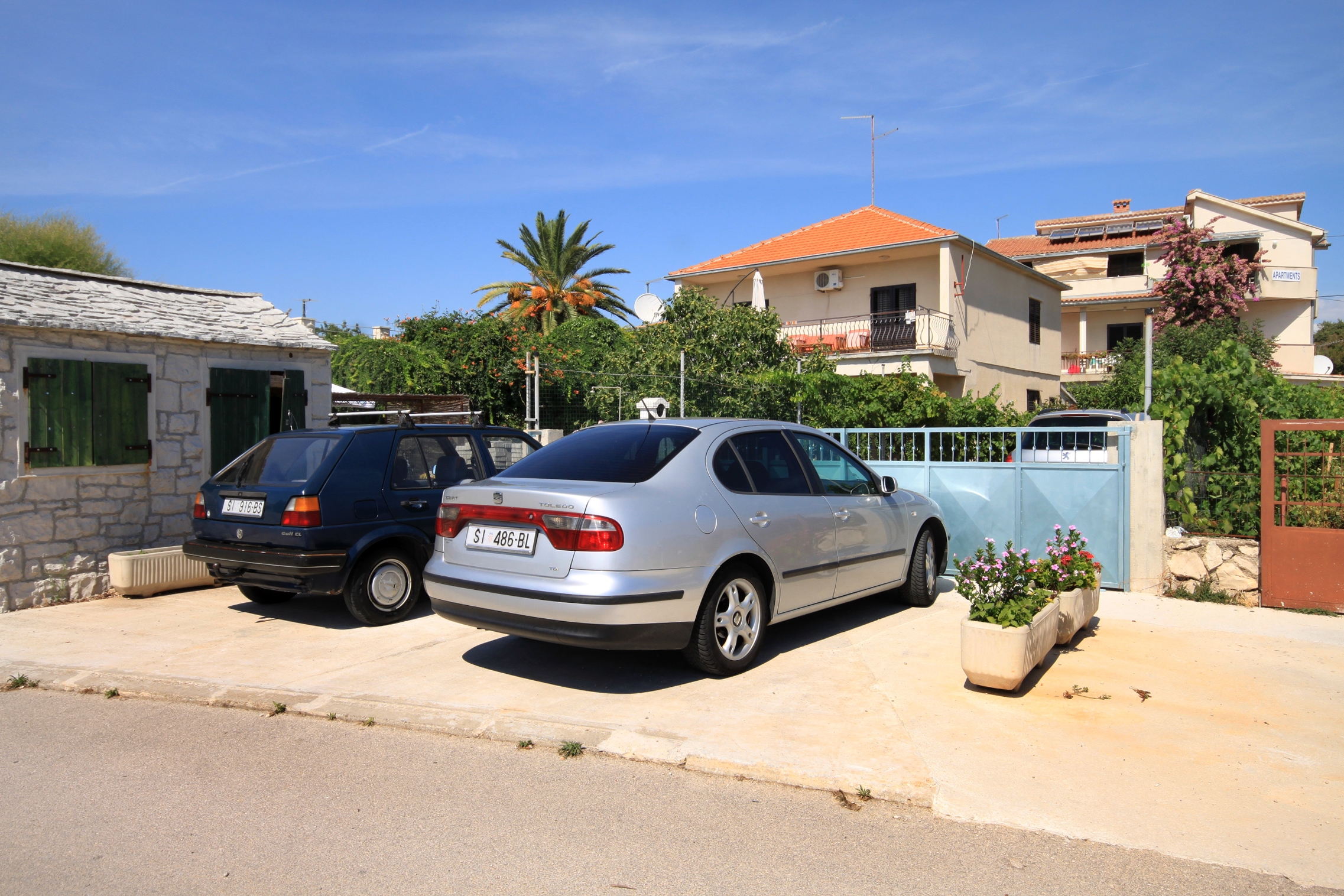 Dvosobni apartman s terasom i pogledom na more Rogoznica  A-d