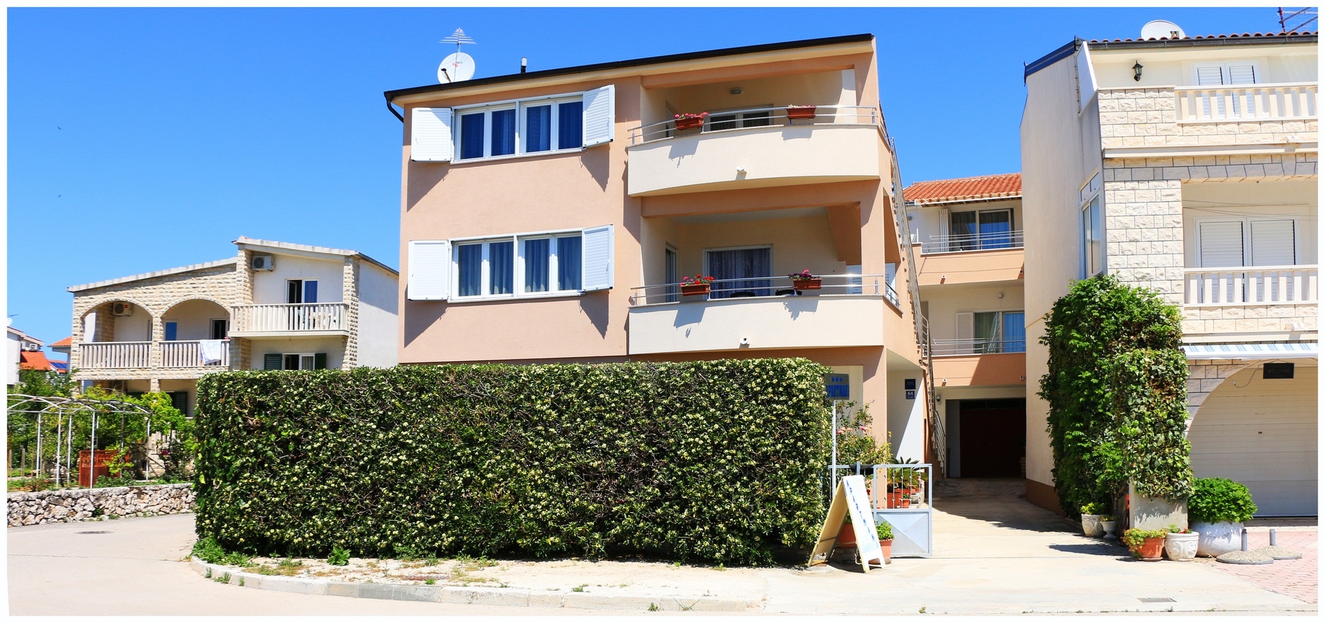 Dvosobni apartman s terasom i pogledom na more Rogoznica  A-d