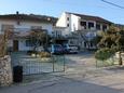 Marina, Trogir, Parcheggio 1093 - Appartamenti affitto con la spiaggia ghiaiosa.