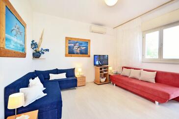 Living room Slatine, Living room in the apartment, dostupna klima i WIFI.