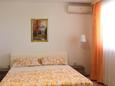 Sveta Nedilja, Bedroom in the studio-apartment, air condition available and WiFi.