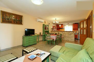Wohnzimmer Kaštel, Wohnzimmer in folgender Unterkunftsart house, Haustiere erlaubt und WiFi.