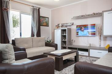 Living room 1 Makarska, Living room 1 in the house, dostupna klima, dopusteni kucni ljubimci i WIFI.