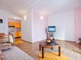 Living room 2 Makarska, Living room 2 in the house, air condition available, (pet friendly) and WiFi.