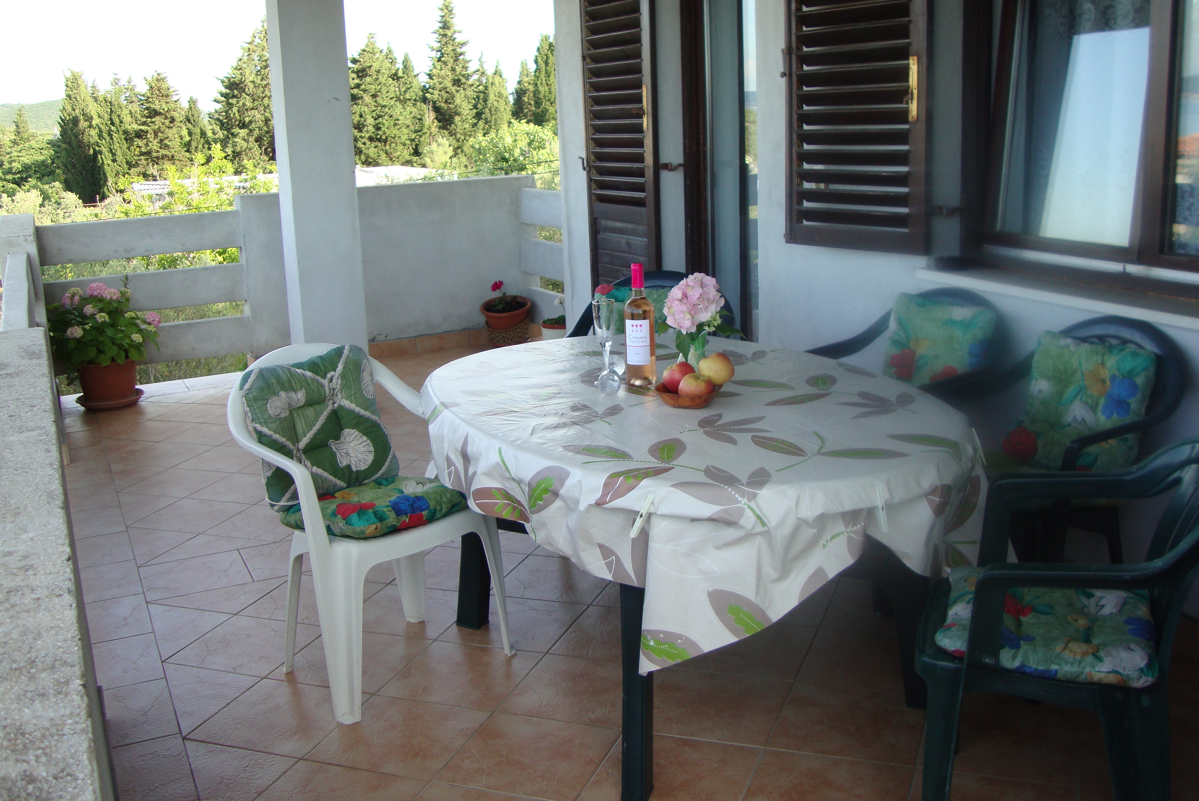 Three bedroom apartment with terrace and sea view Kali, Ugljan  A-a