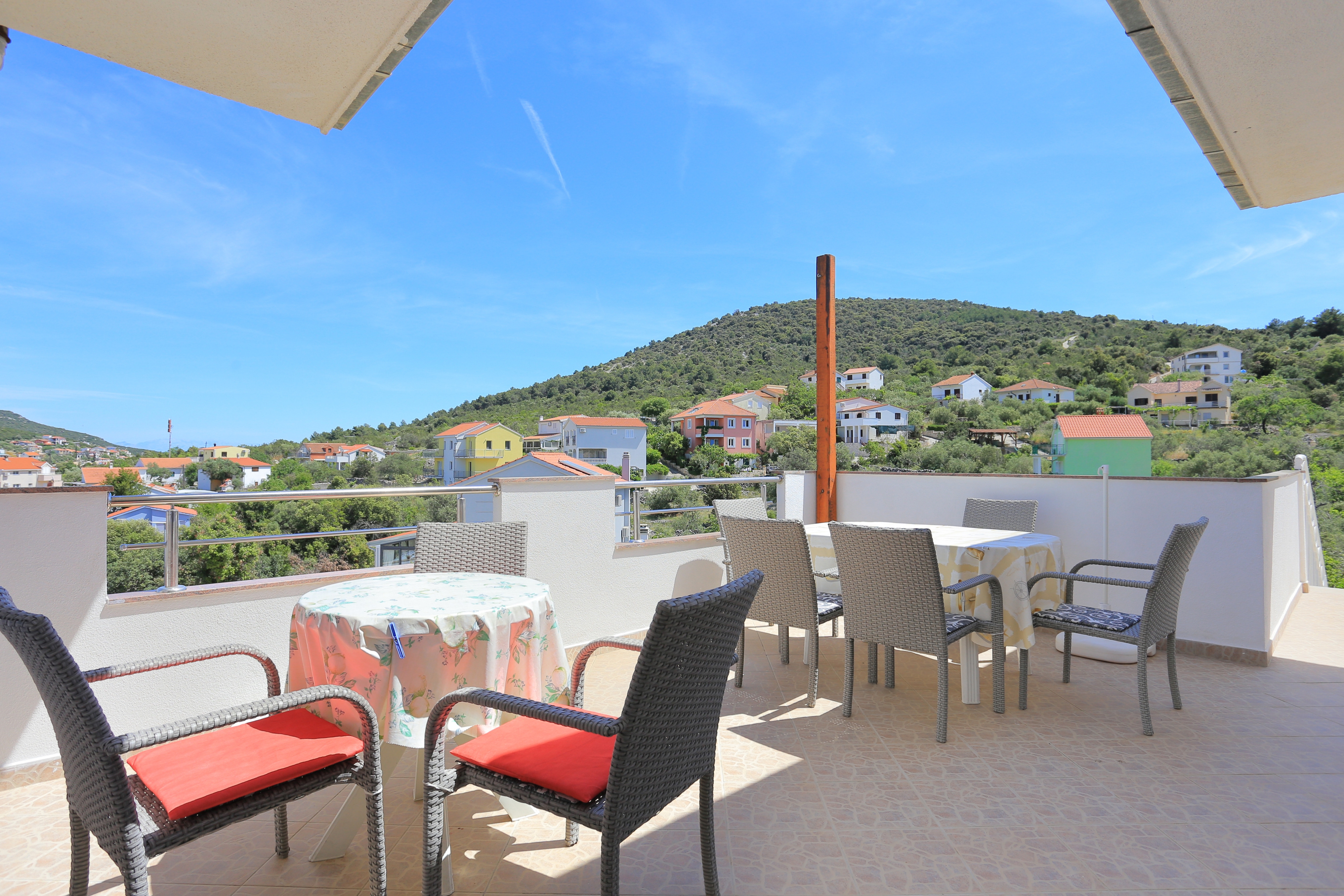 One bedroom apartment with terrace and sea view Vinišće, Trogir  A-c