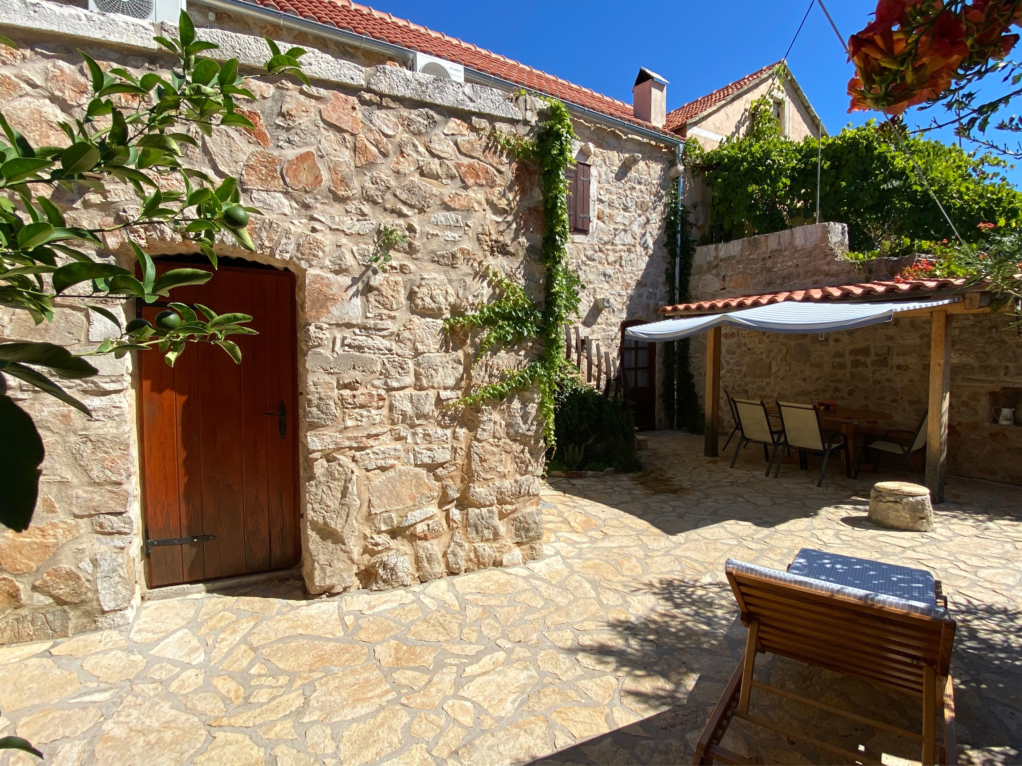 Three bedroom house with terrace Vrbanj, Hvar (K-11040) Three bedroom house with terrace Vrbanj, Hvar (K-11040)