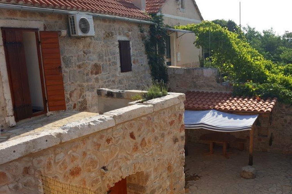 Three bedroom house with terrace Vrbanj, Hvar  K