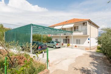 Property Slatine, Čiovo, Property 11047 - Apartments near sea with pebble beach.