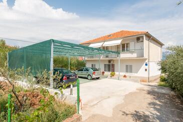 Slatine, Čiovo, Objekt 11047 - Apartmaji v bližini morja s prodnato plažo.