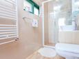 Makarska, Bathroom in the studio-apartment, (pet friendly) and WiFi.