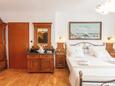 Makarska, Bedroom in the studio-apartment, (pet friendly) and WiFi.