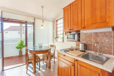 Makarska, Eetkamer in the studio-apartment, (pet friendly) en WiFi.