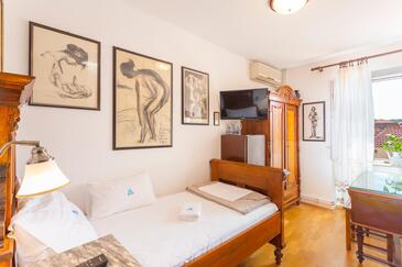 Makarska, Bedroom in the room, air condition available, (pet friendly) and WiFi.