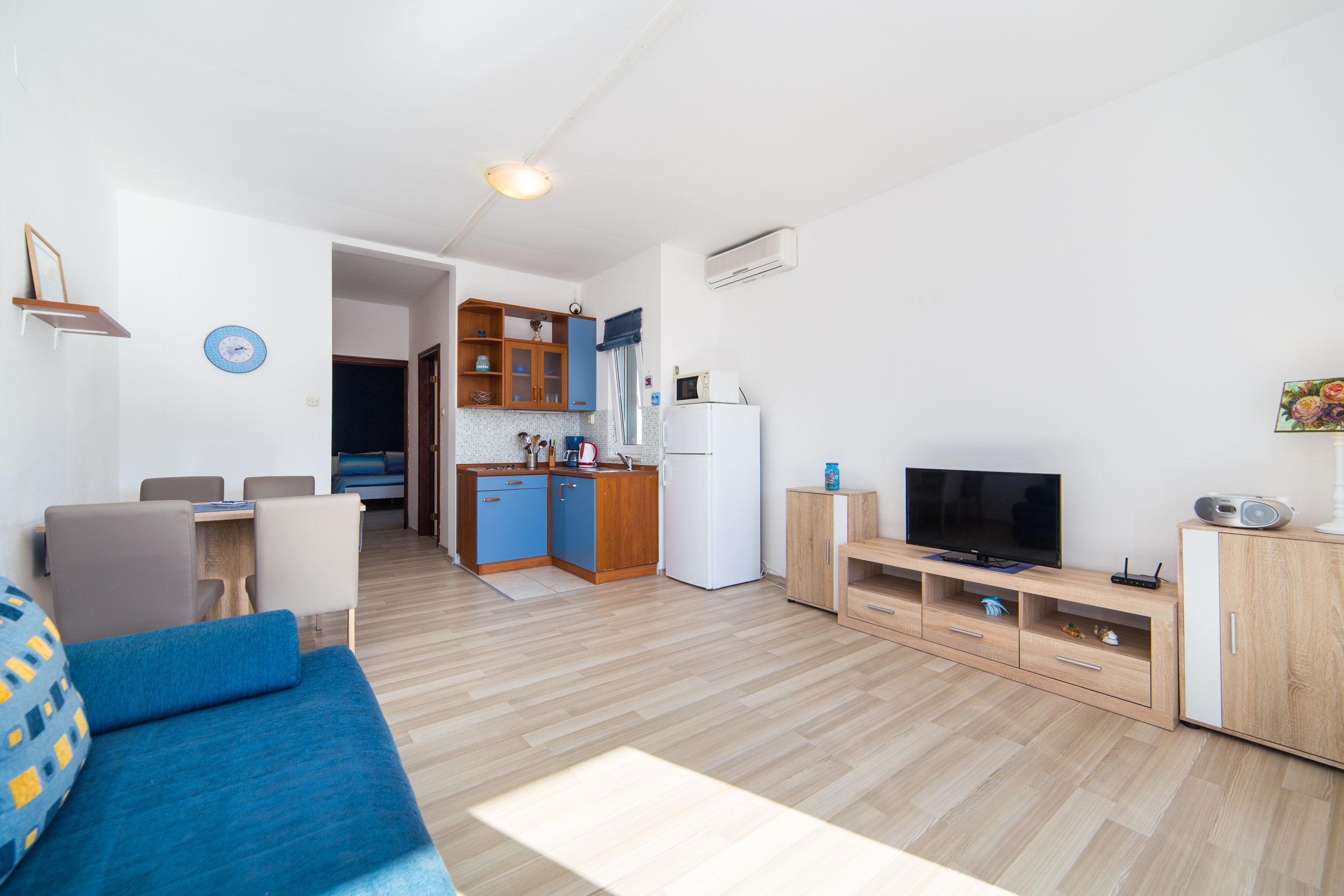 One bedroom apartment near beach Brist, Makarska  A-a