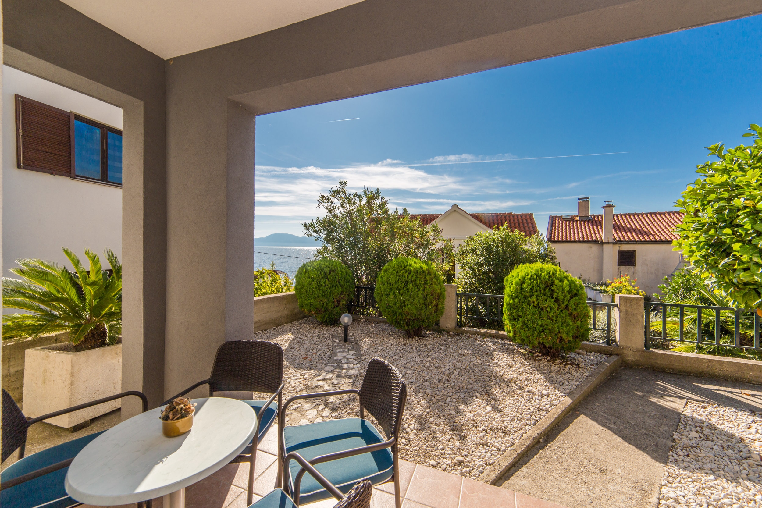 One bedroom apartment near beach Brist, Makarska  A-a