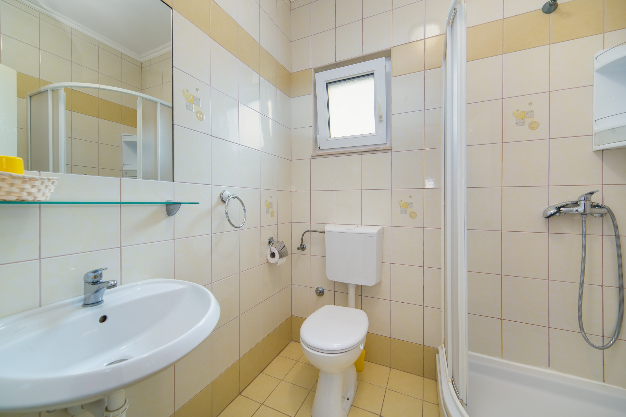 One bedroom apartment near beach Brist, Makarska  A-b