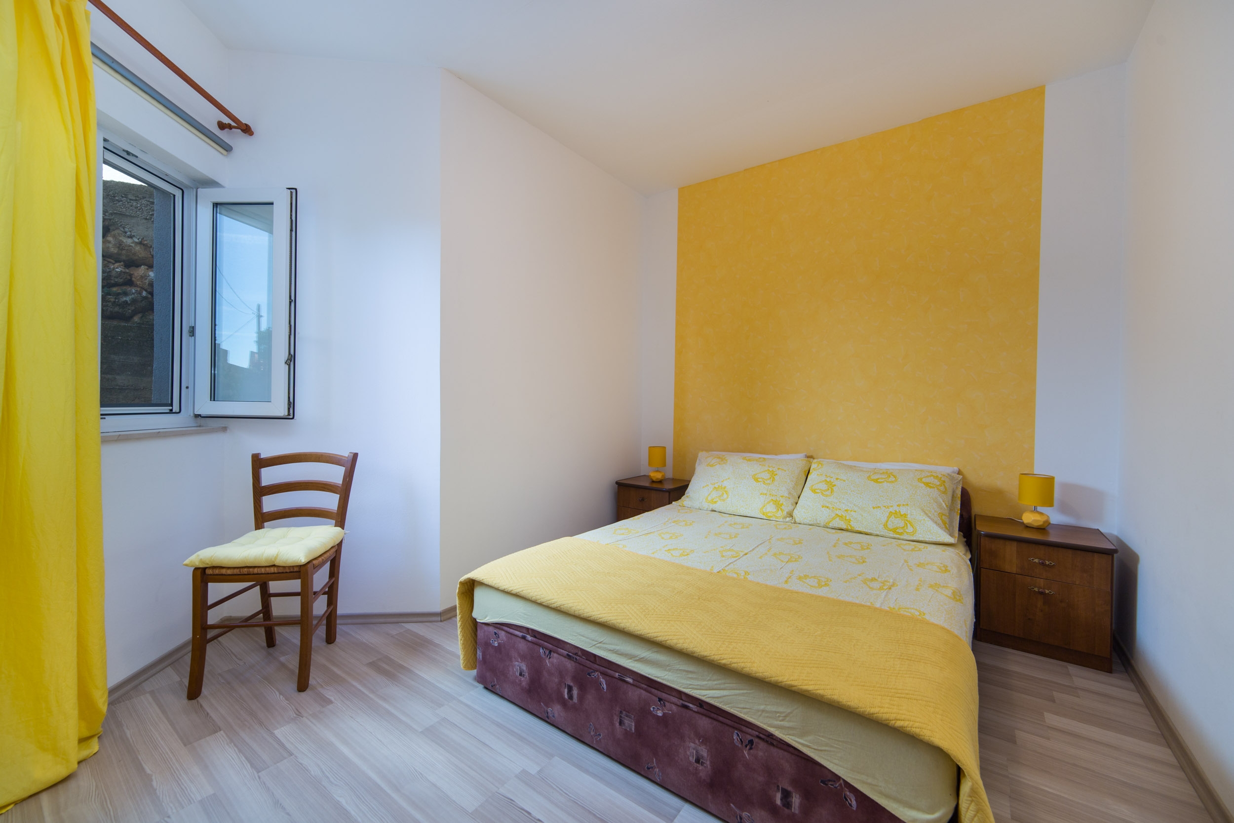 One bedroom apartment near beach Brist, Makarska  A-b