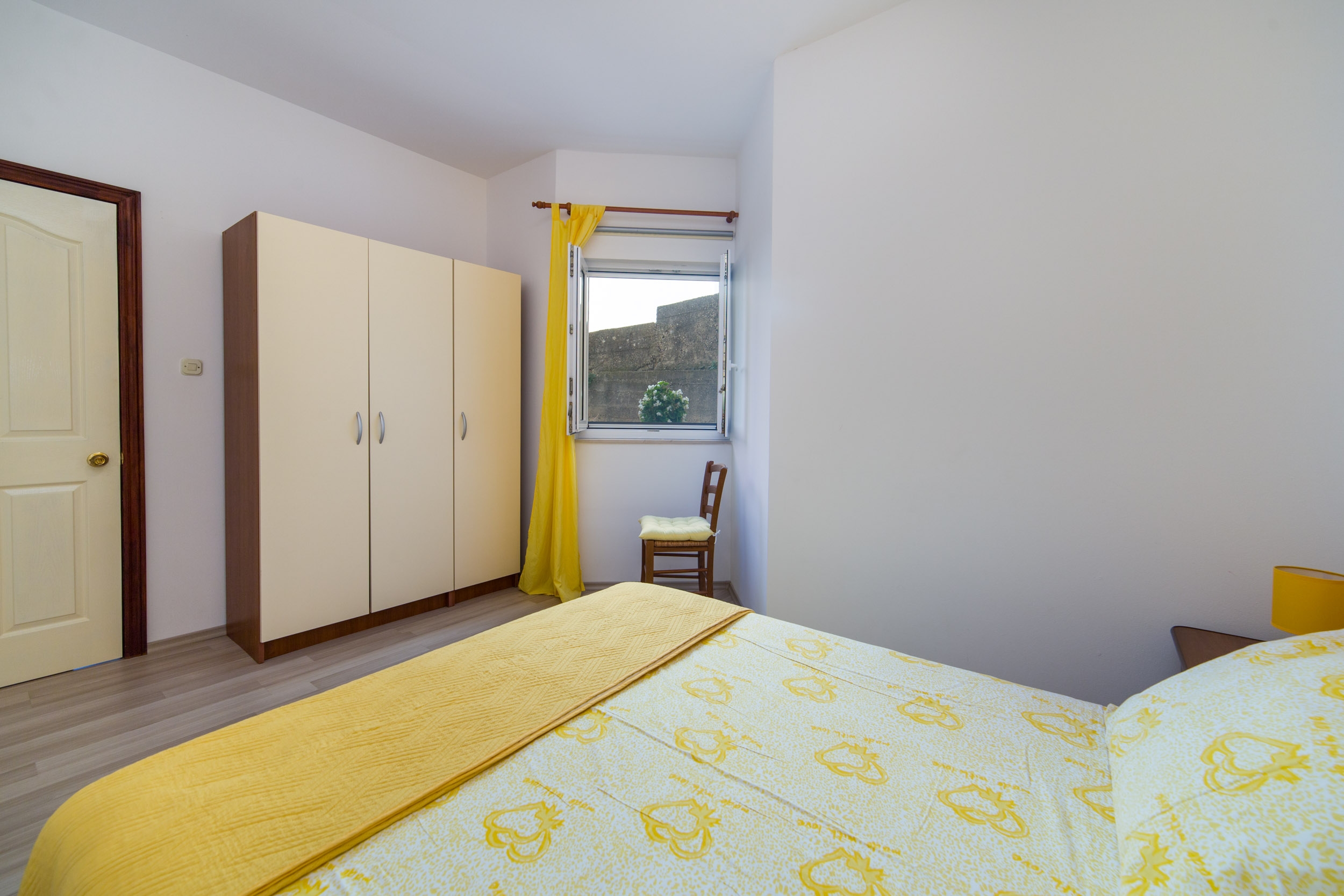 One bedroom apartment near beach Brist, Makarska  A-b