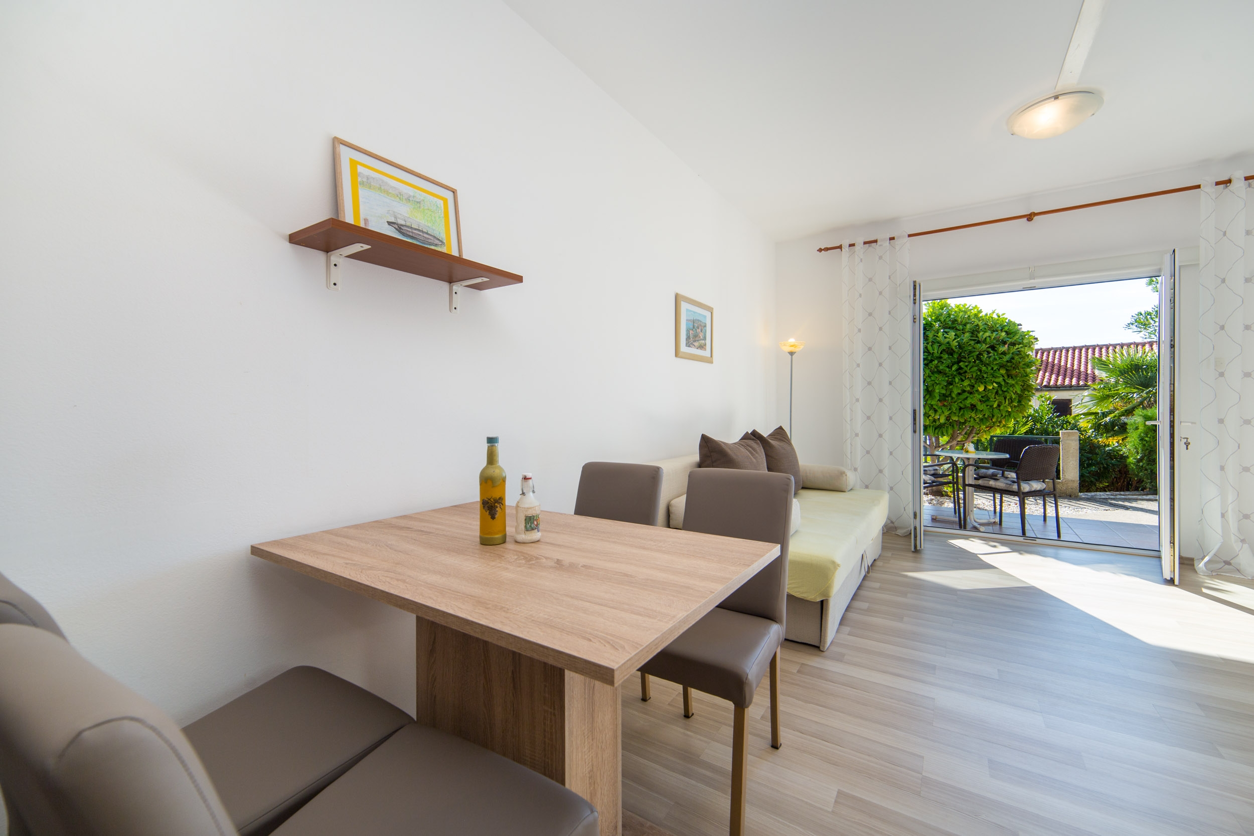 One bedroom apartment near beach Brist, Makarska  A-b