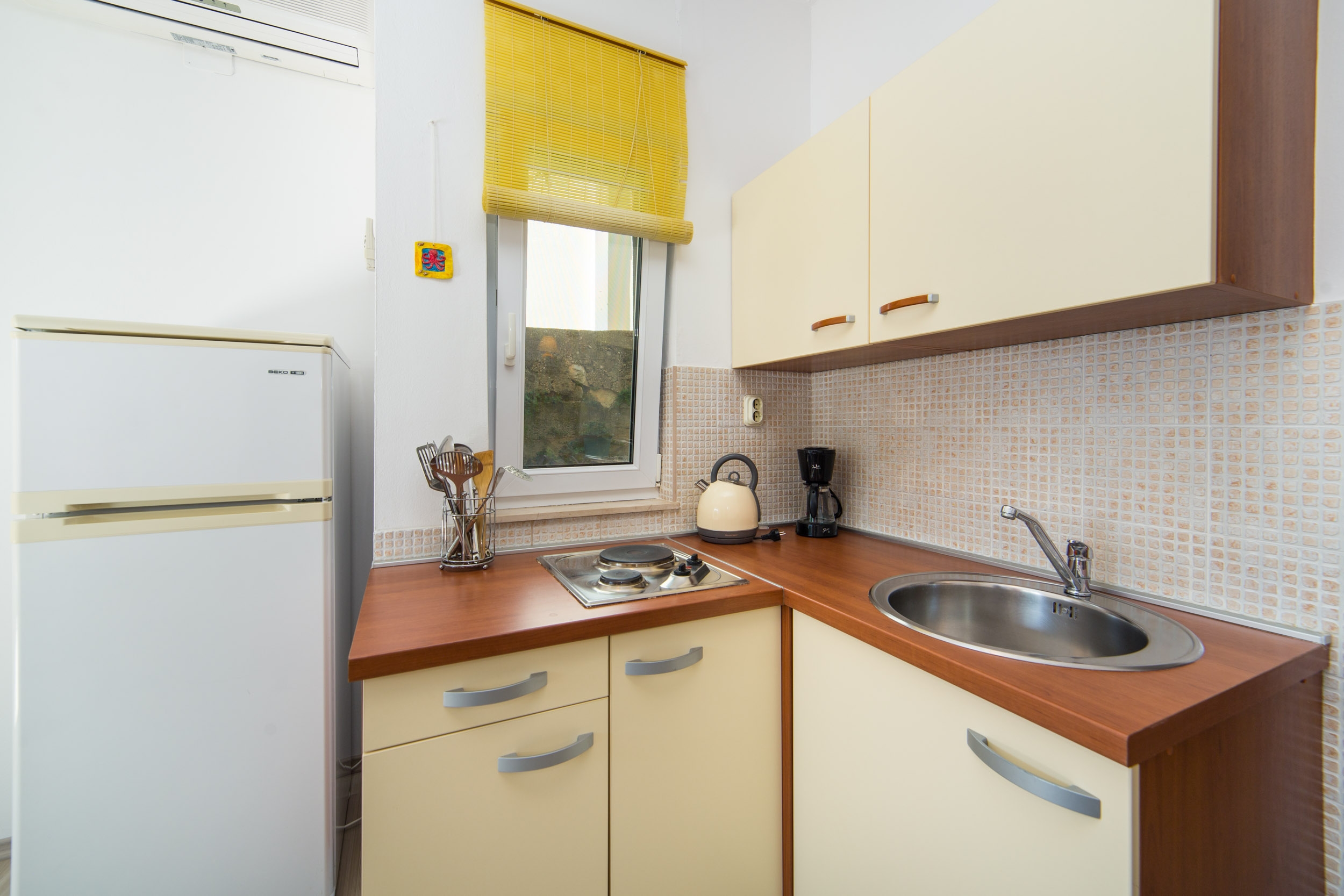 One bedroom apartment near beach Brist, Makarska  A-b