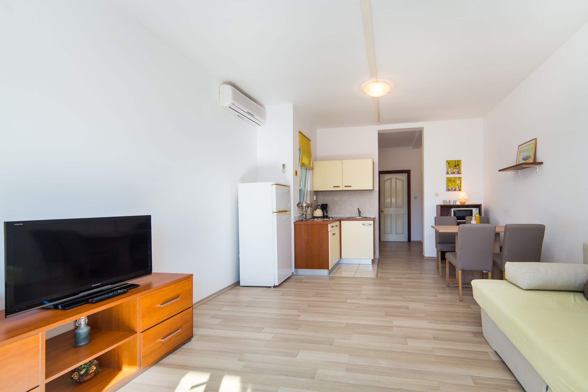 One bedroom apartment near beach Brist, Makarska  A-b