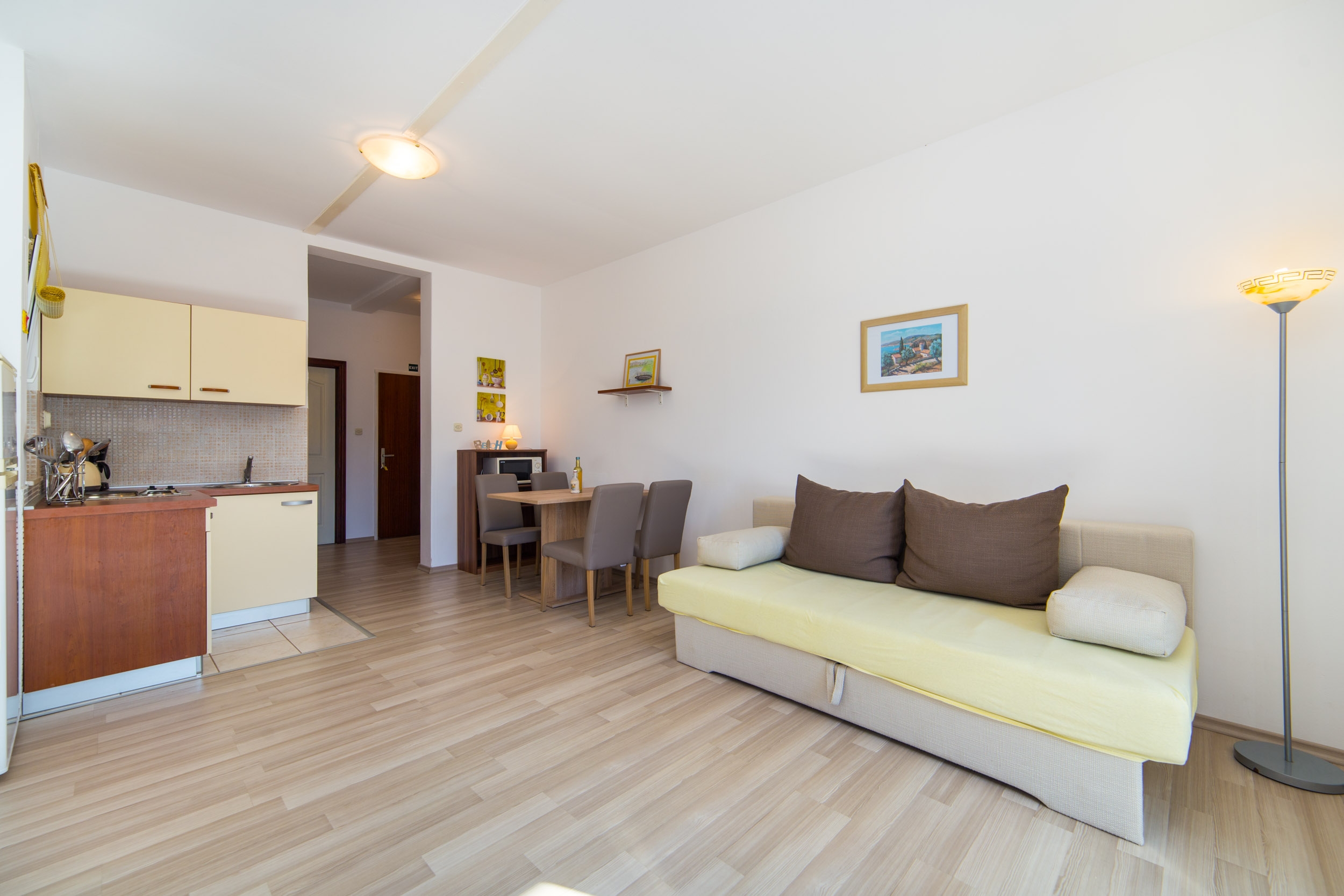 One bedroom apartment near beach Brist, Makarska  A-b