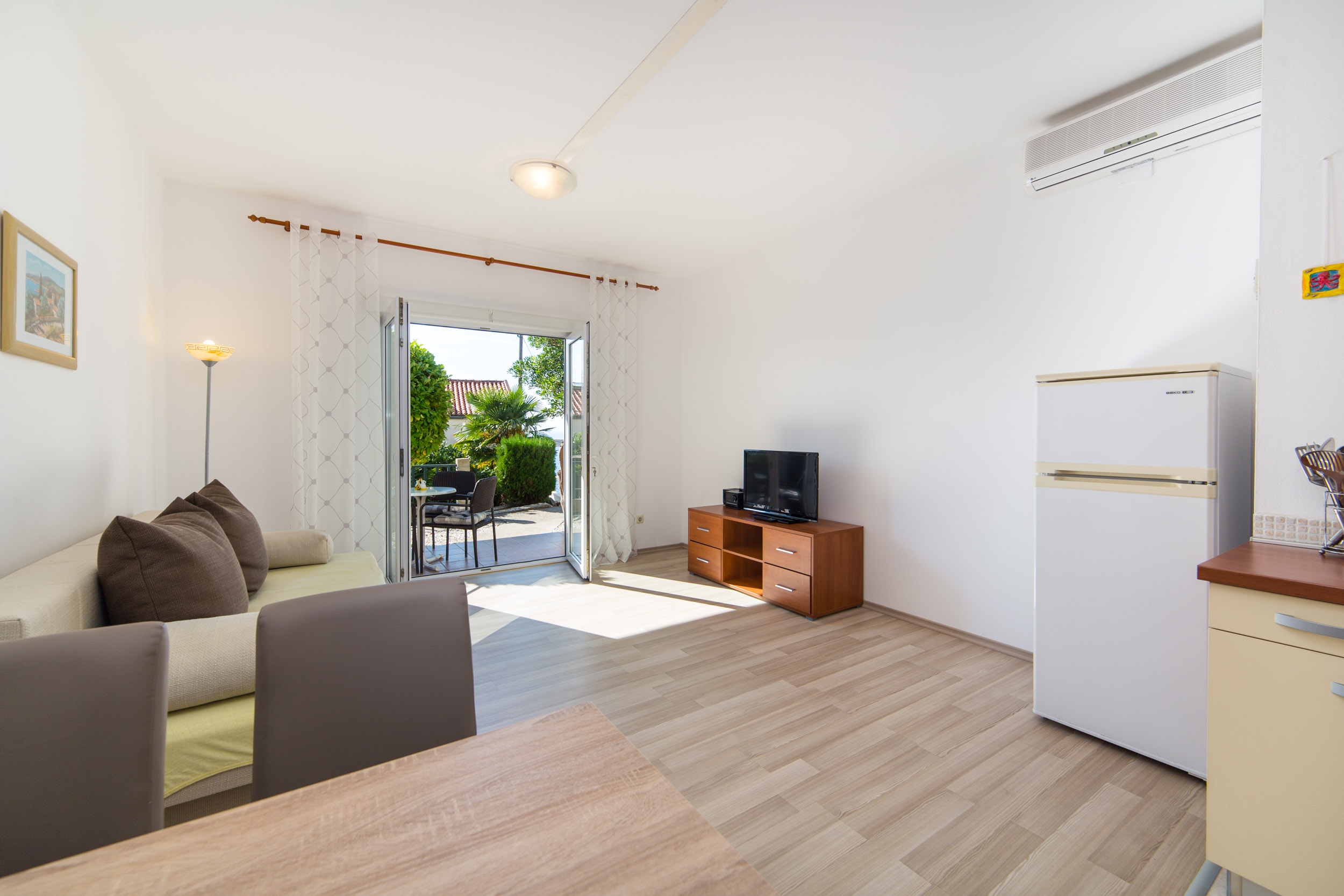 One bedroom apartment near beach Brist, Makarska  A-b