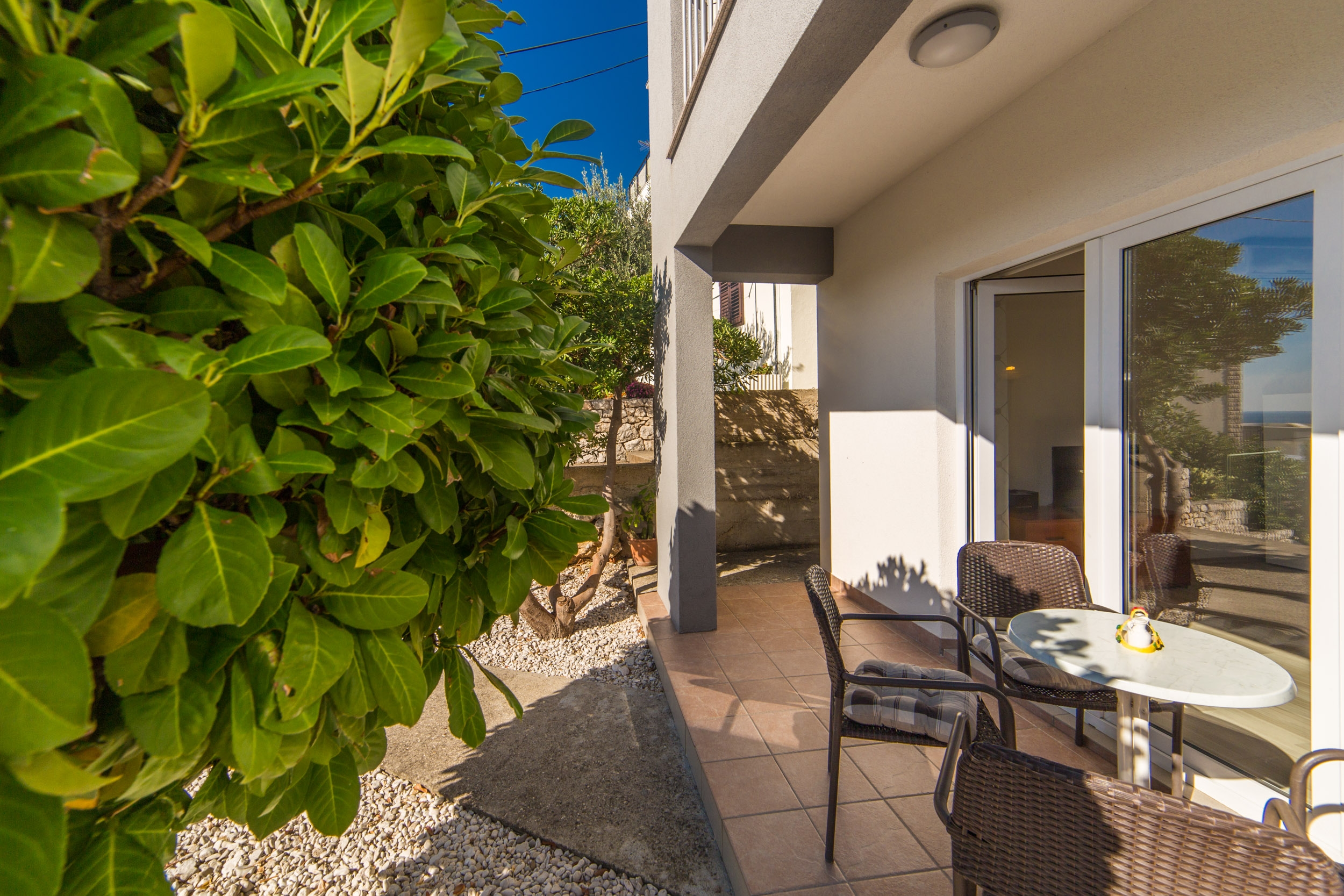 One bedroom apartment near beach Brist, Makarska  A-b