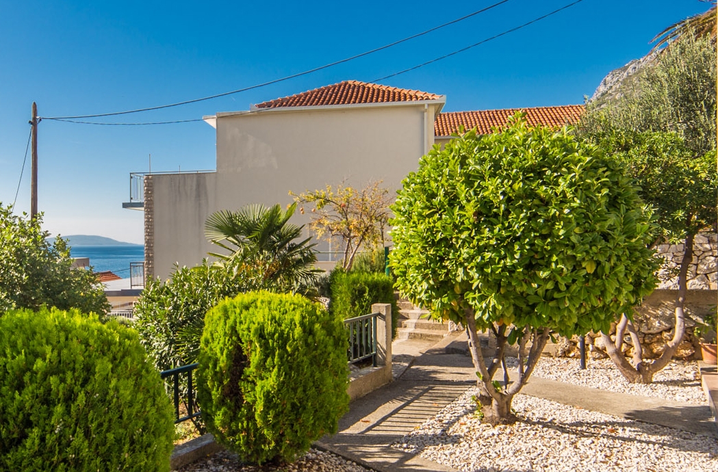 One bedroom apartment near beach Brist, Makarska  A-b
