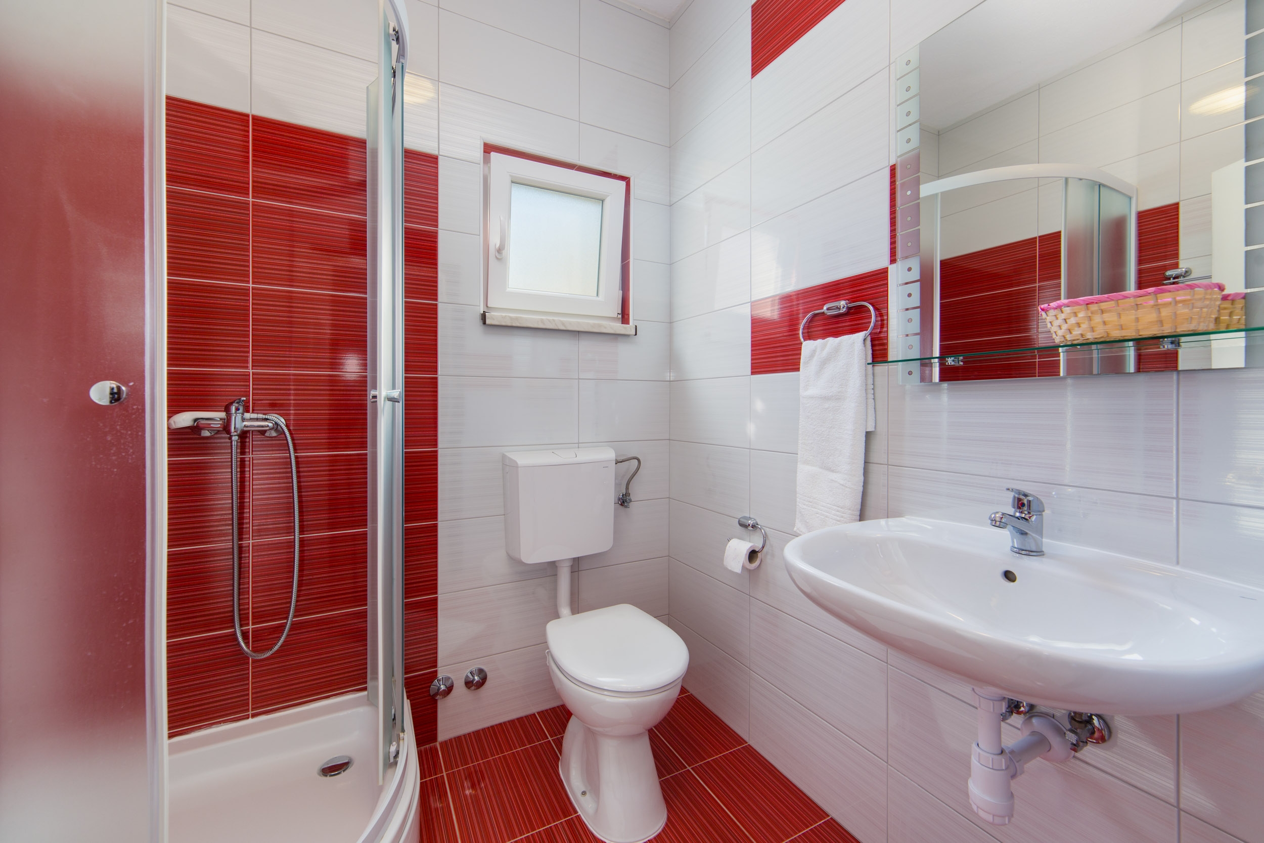 One bedroom apartment near beach Brist, Makarska  A-c