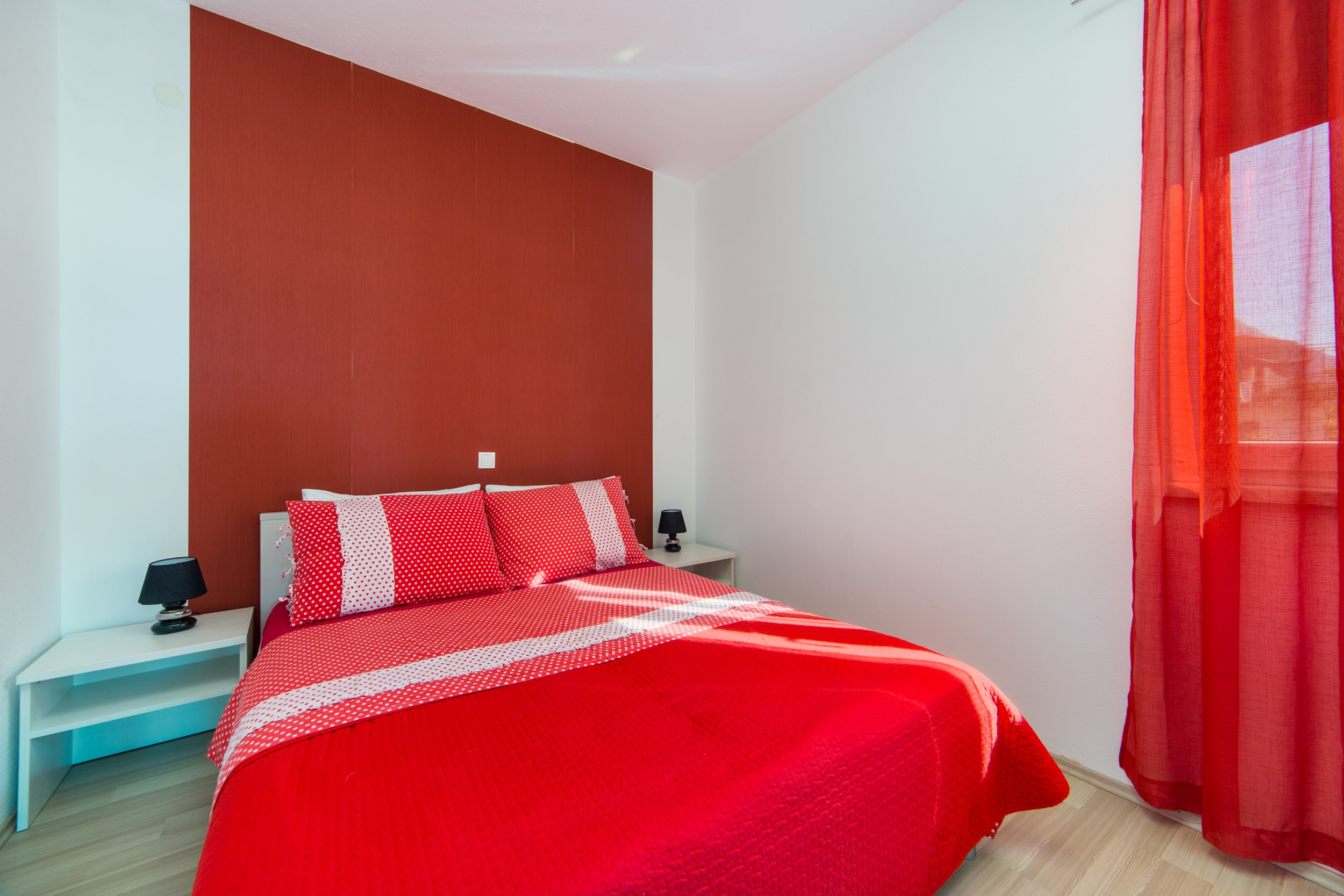 One bedroom apartment near beach Brist, Makarska  A-c