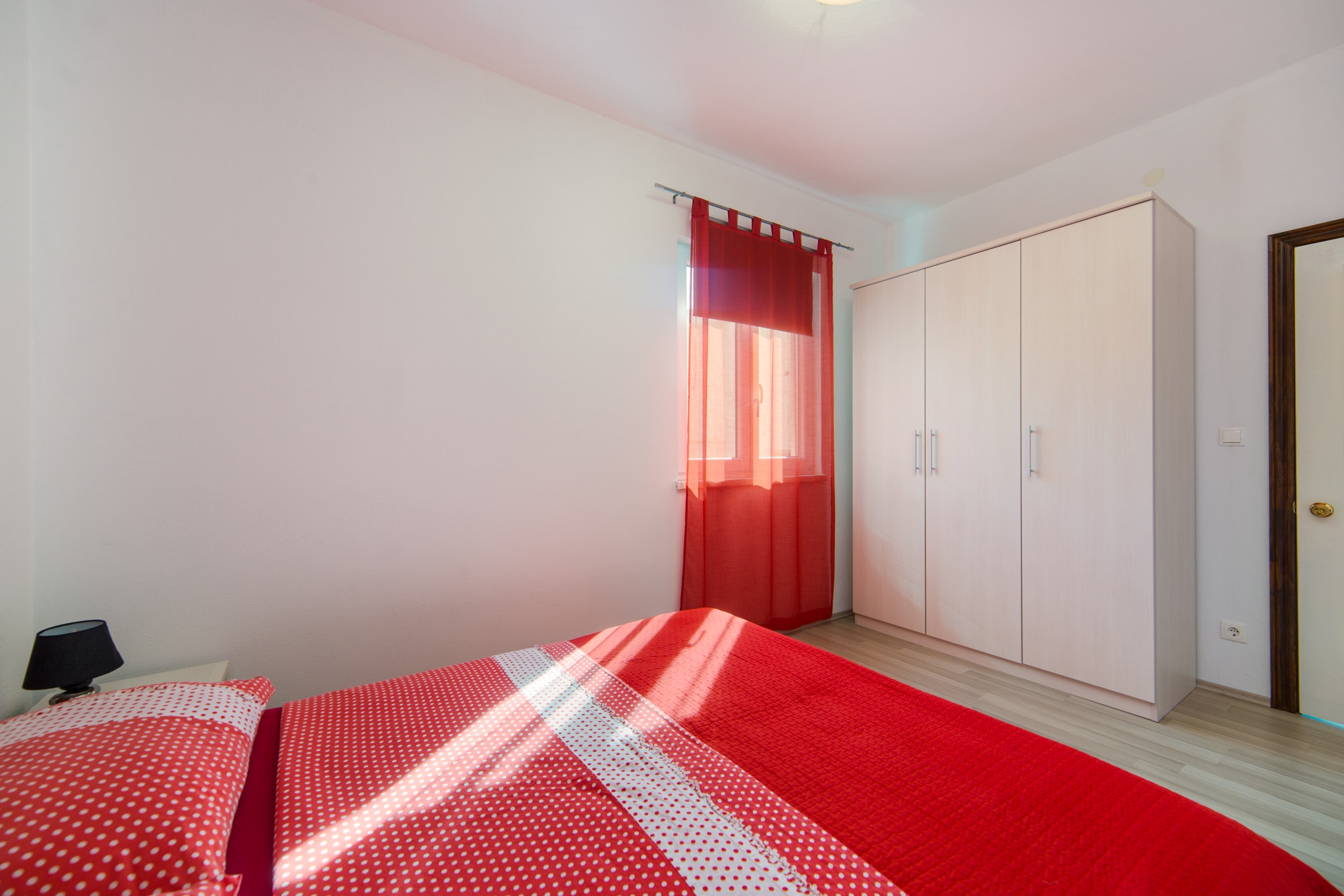 One bedroom apartment near beach Brist, Makarska  A-c