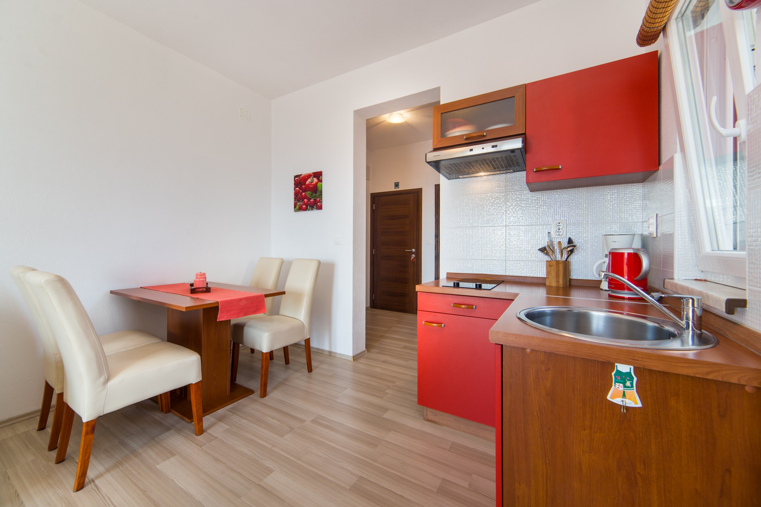 One bedroom apartment near beach Brist, Makarska  A-c