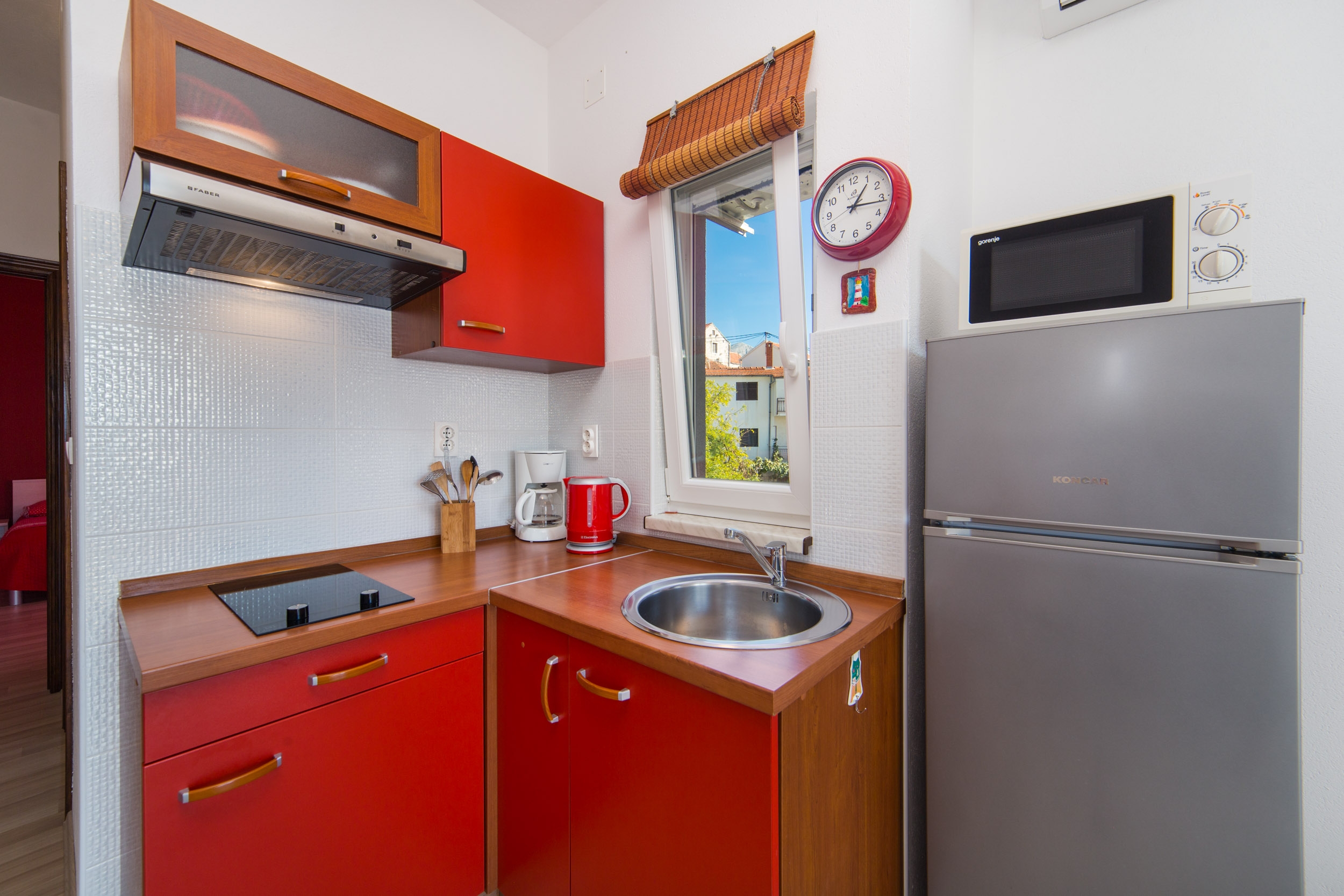 One bedroom apartment near beach Brist, Makarska  A-c