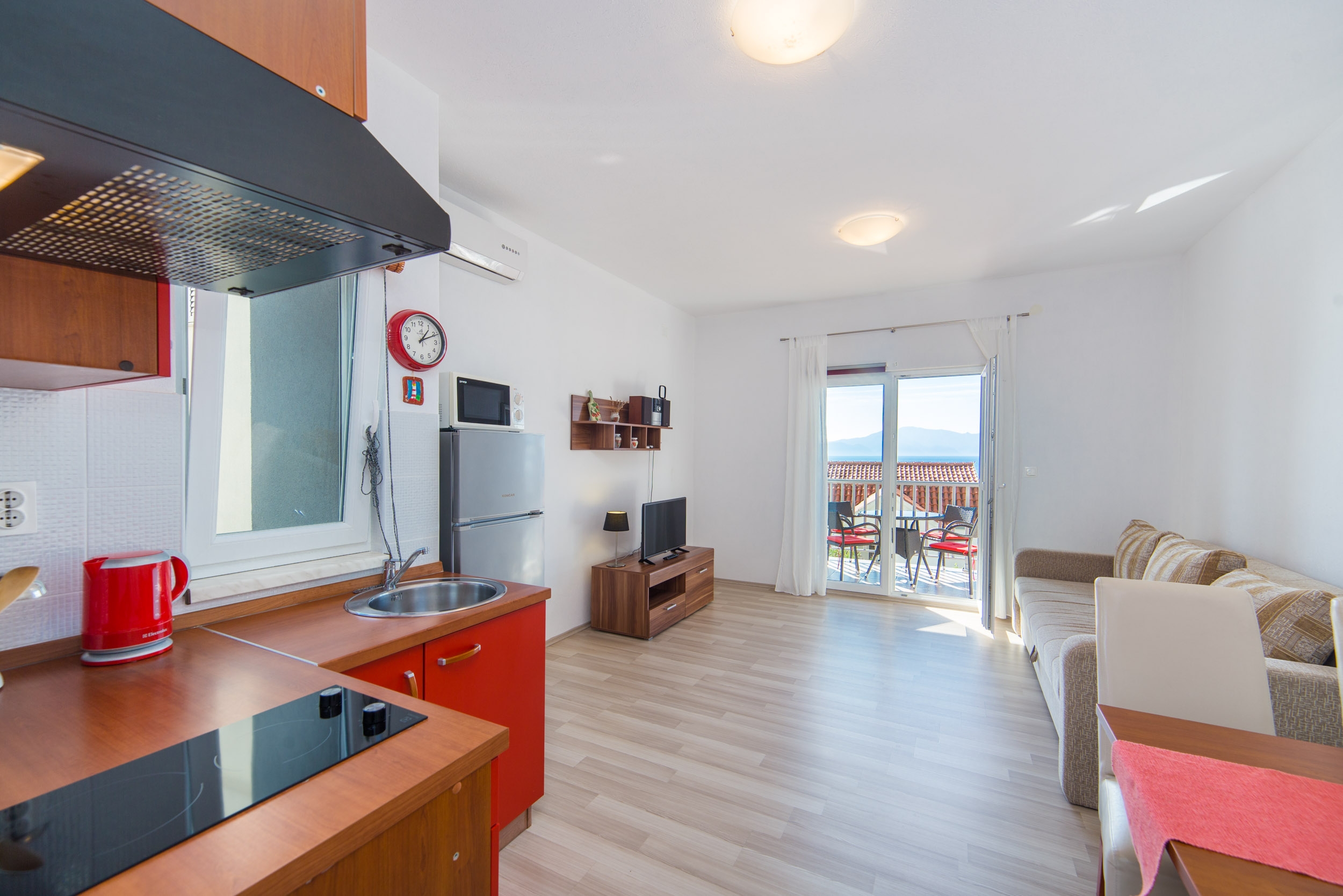 One bedroom apartment near beach Brist, Makarska  A-c