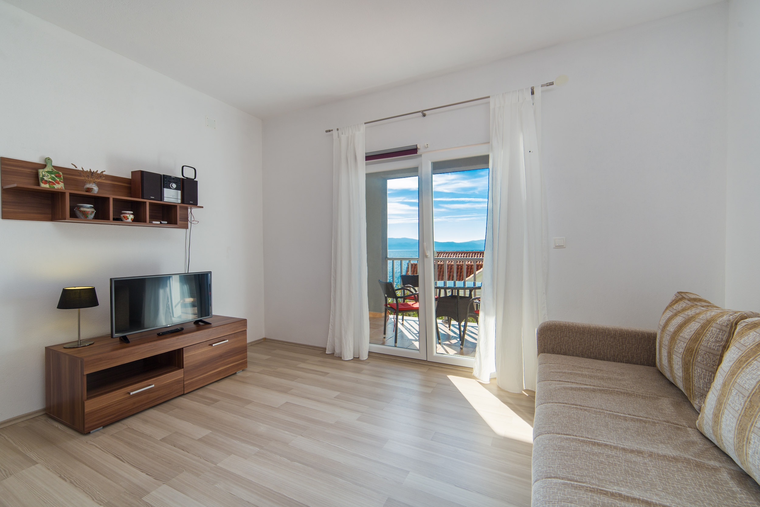 One bedroom apartment near beach Brist, Makarska  A-c