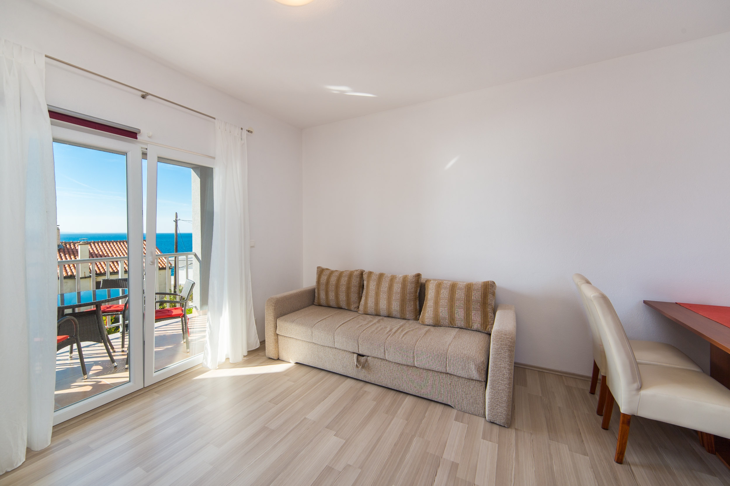 One bedroom apartment near beach Brist, Makarska  A-c