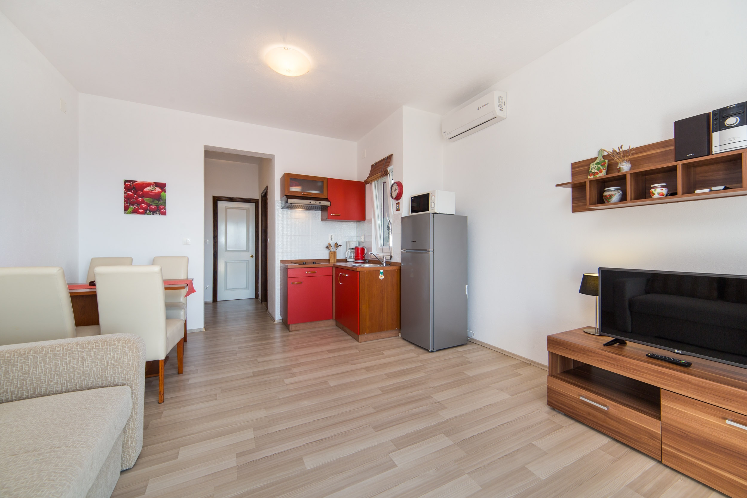 One bedroom apartment near beach Brist, Makarska  A-c