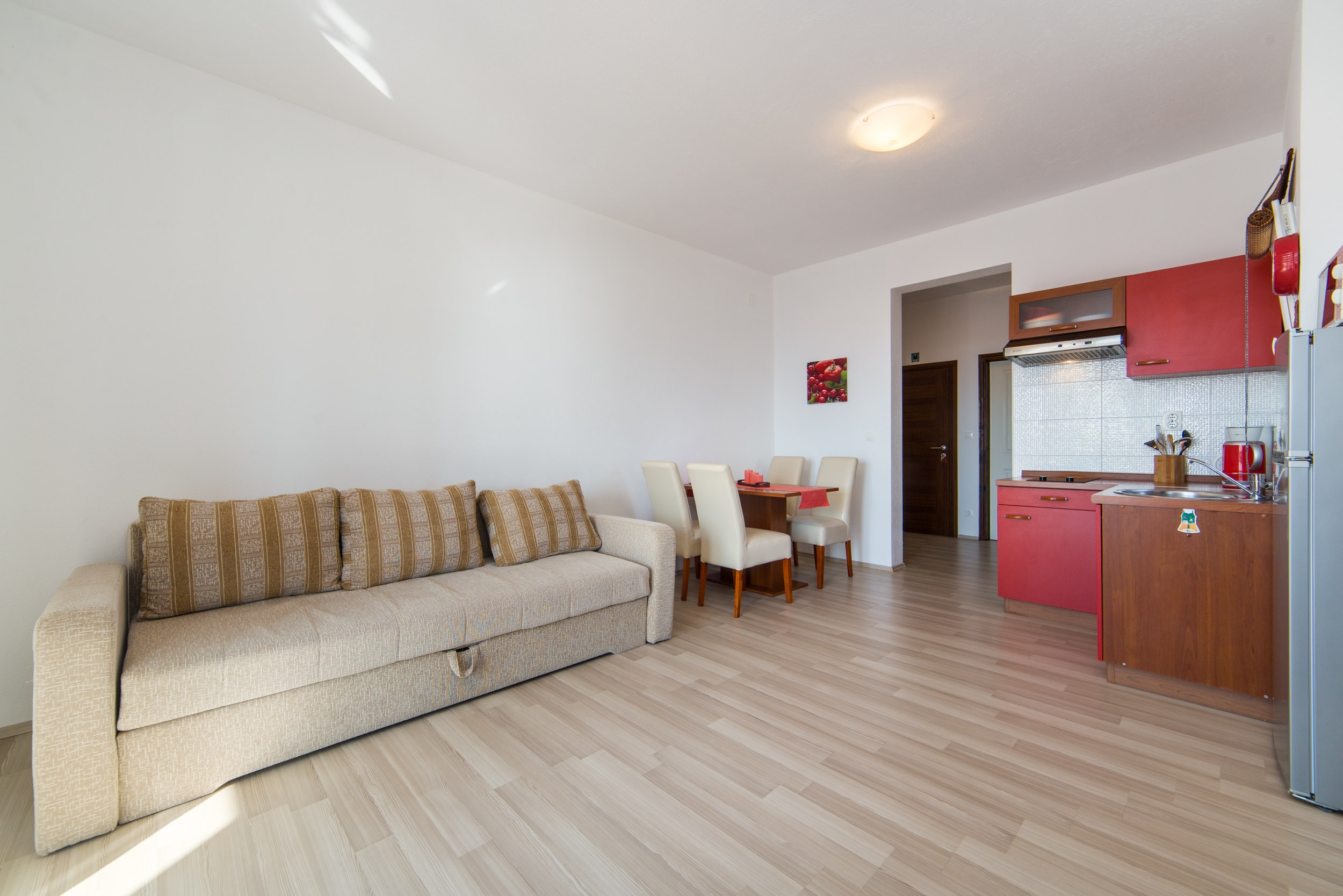 One bedroom apartment near beach Brist, Makarska  A-c