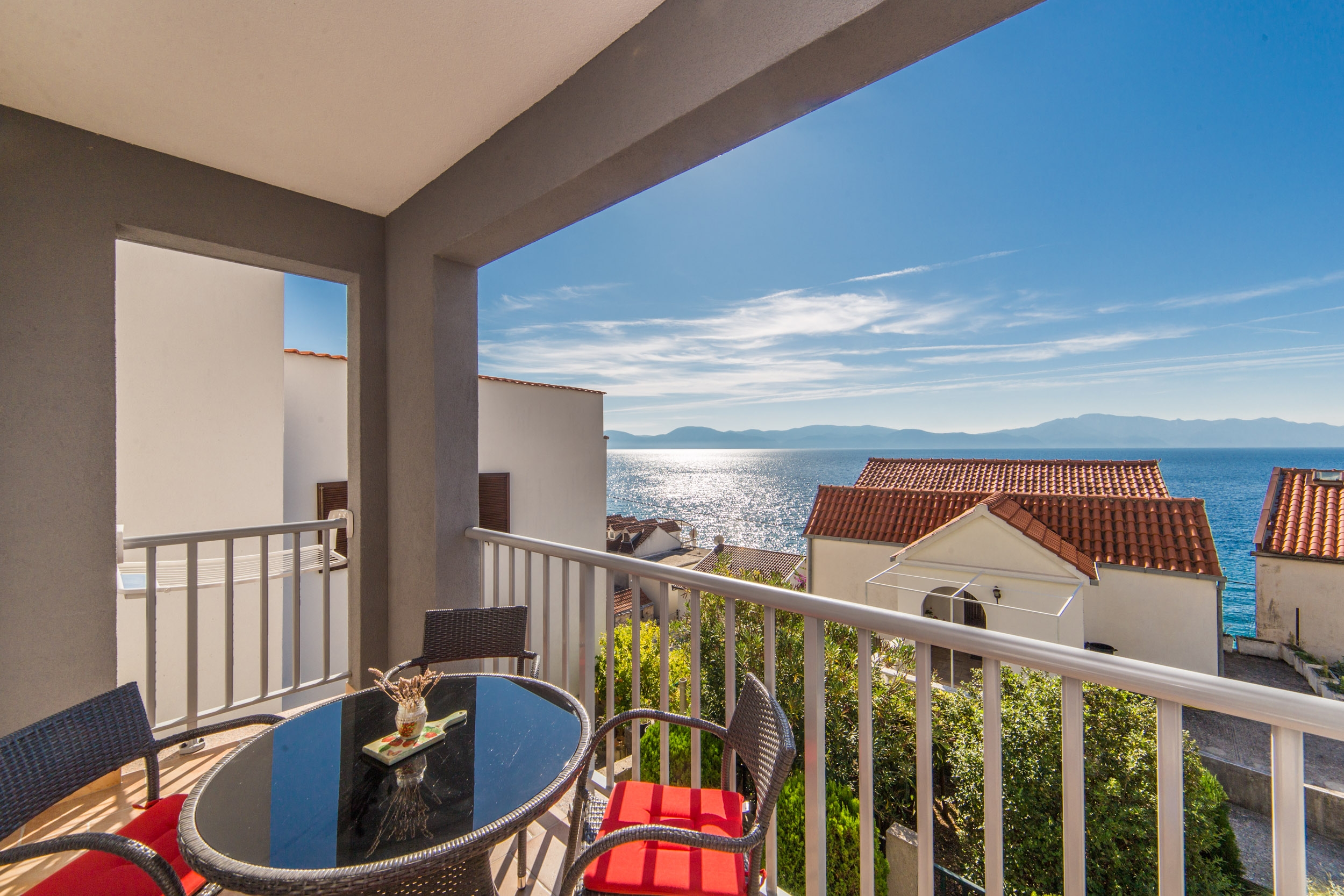 One bedroom apartment near beach Brist, Makarska  A-c