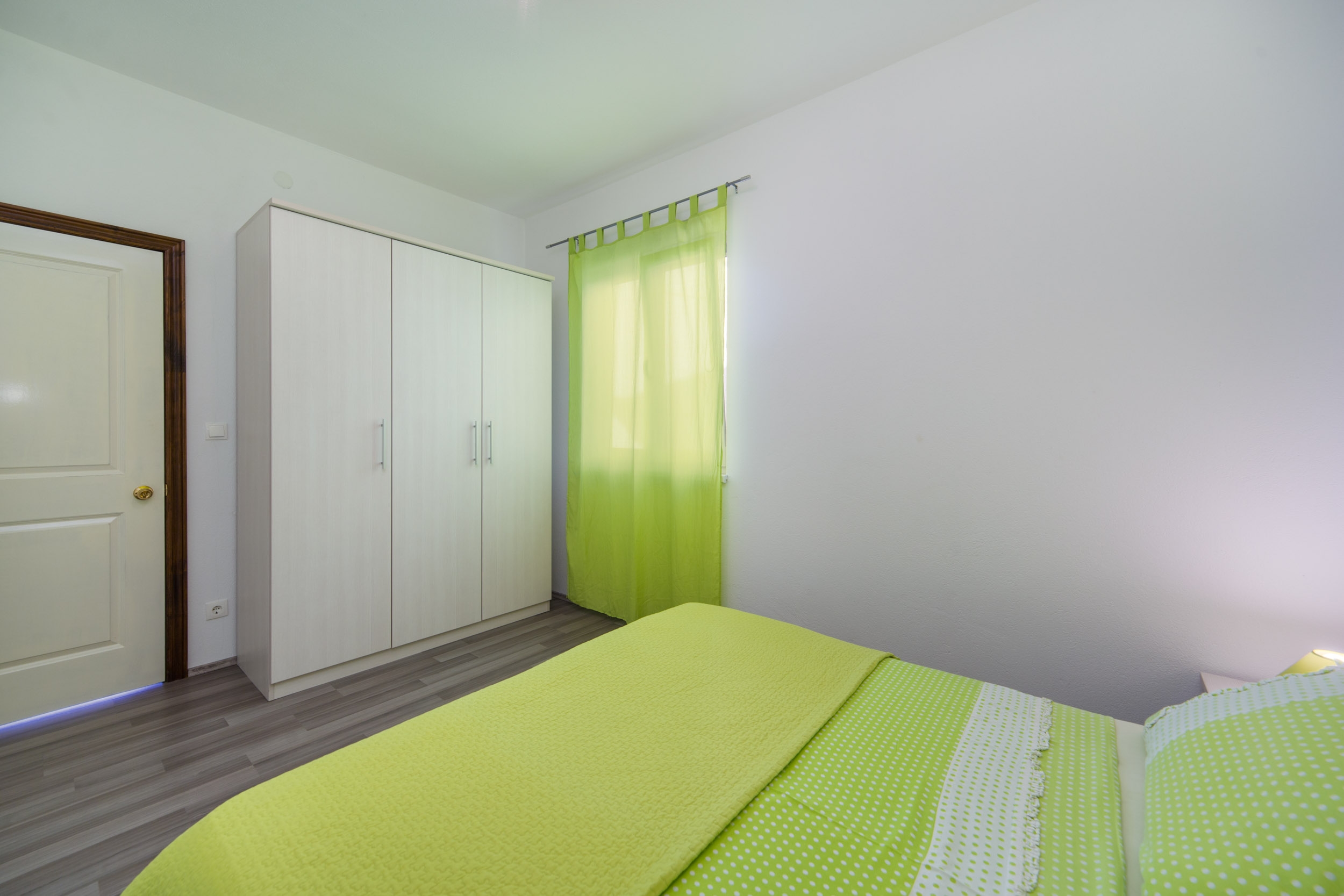 One bedroom apartment near beach Brist, Makarska  A-d