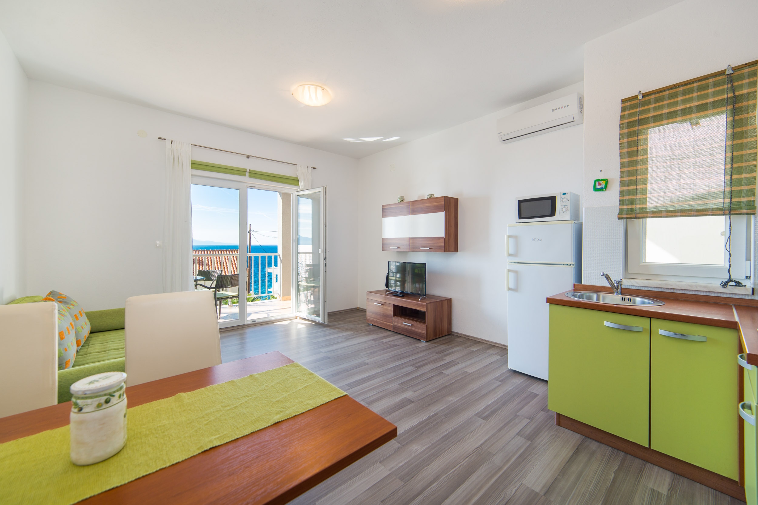 One bedroom apartment near beach Brist, Makarska  A-d