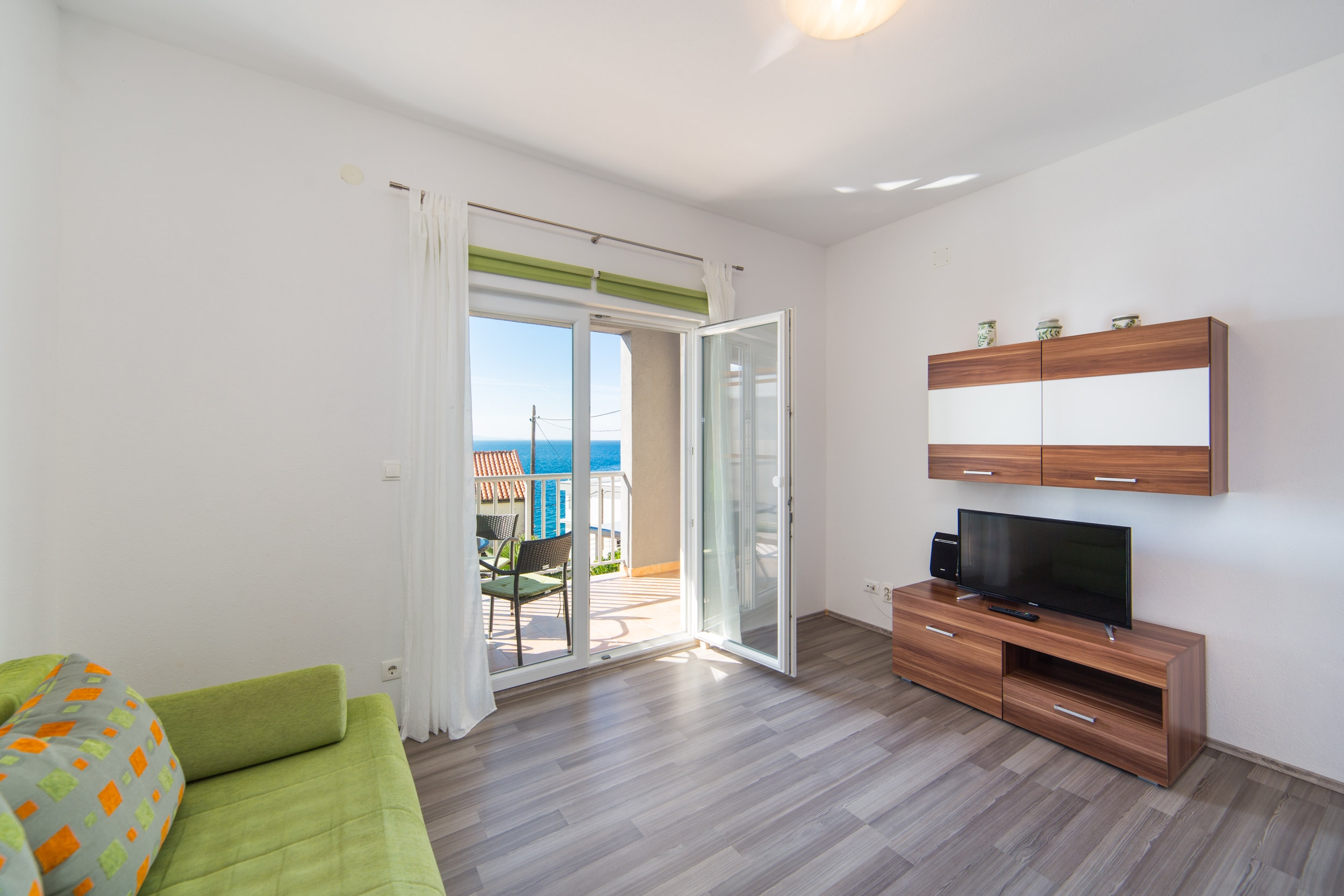 One bedroom apartment near beach Brist, Makarska  A-d