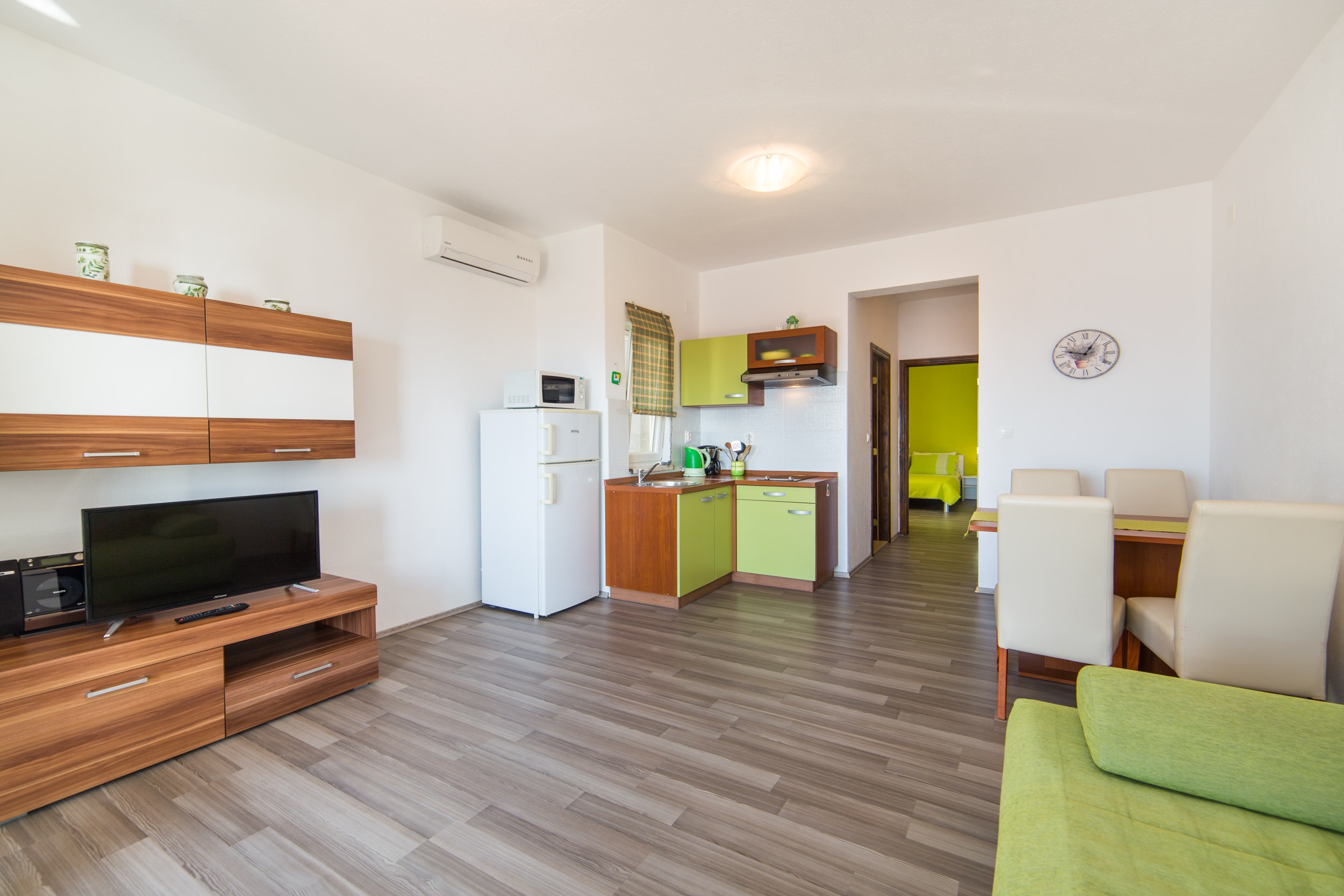 One bedroom apartment near beach Brist, Makarska  A-d