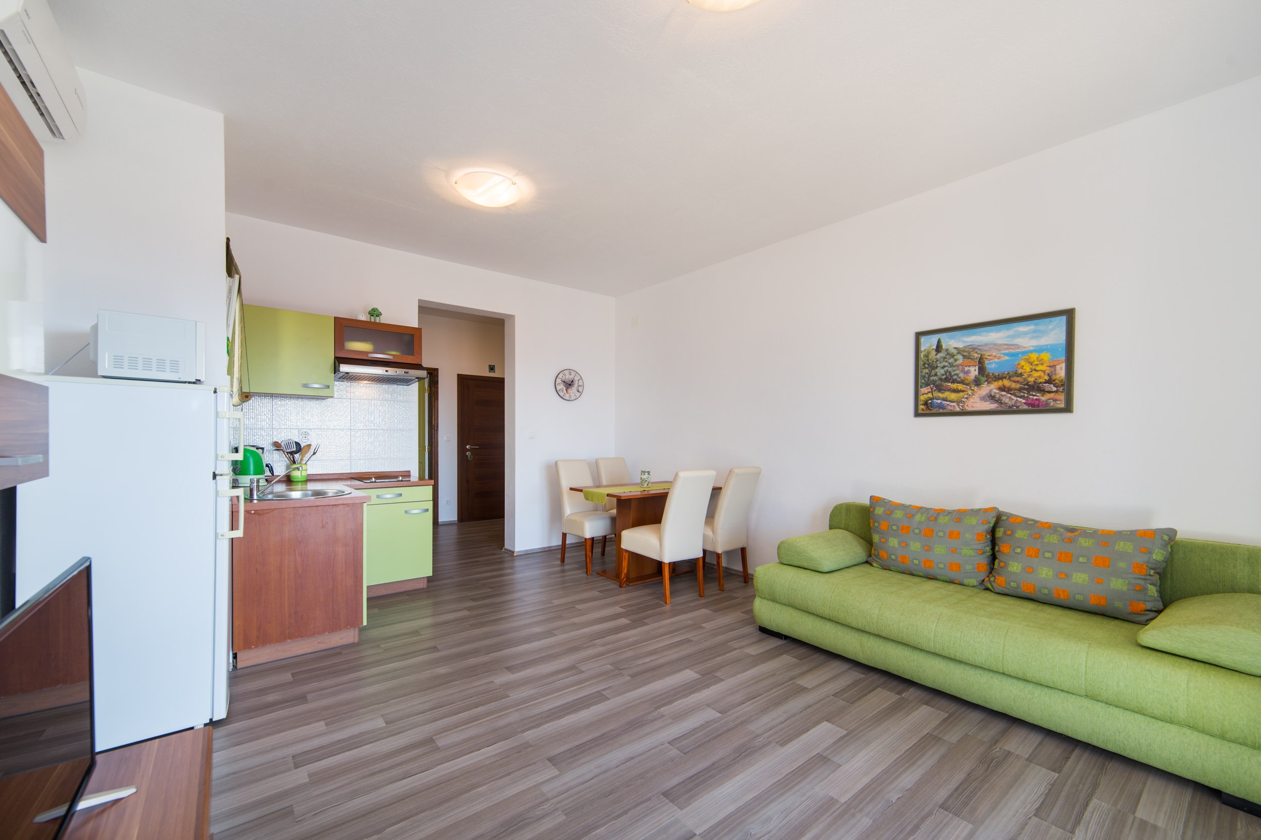 One bedroom apartment near beach Brist, Makarska  A-d