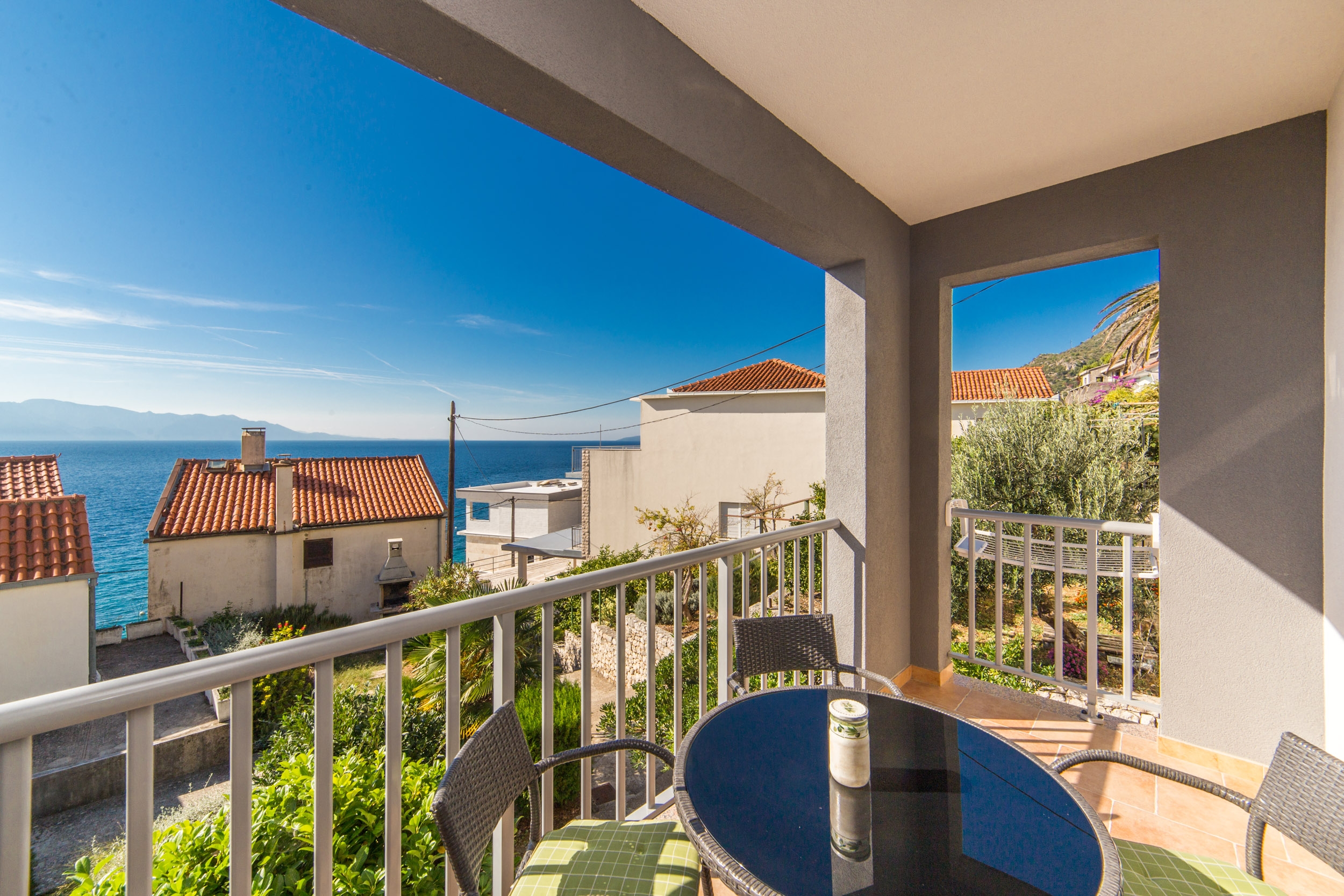 One bedroom apartment near beach Brist, Makarska  A-d