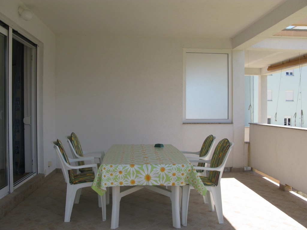 One bedroom apartment with terrace and sea view Banjol, Rab  A-a