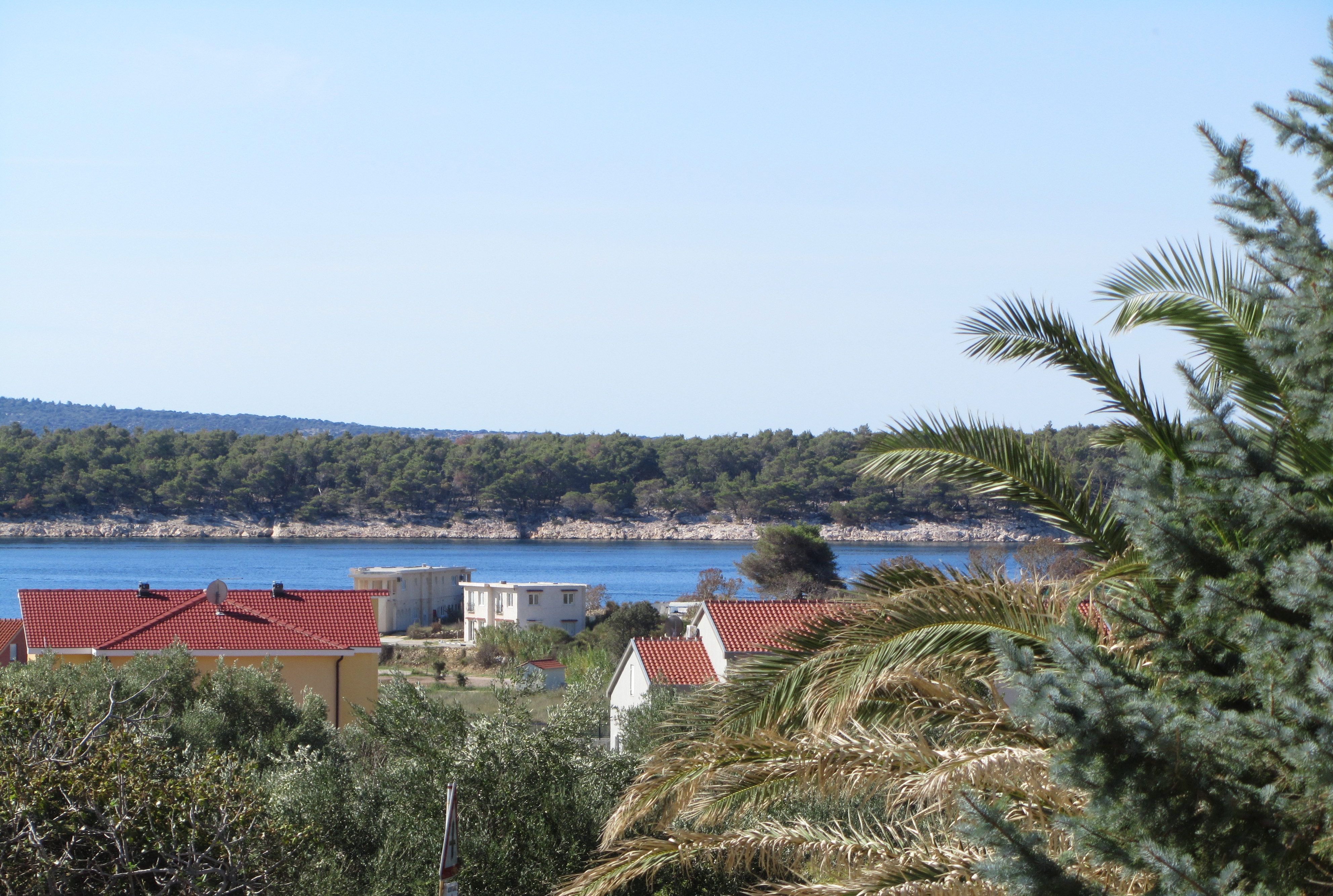 One bedroom apartment with terrace and sea view Banjol, Rab  A-a